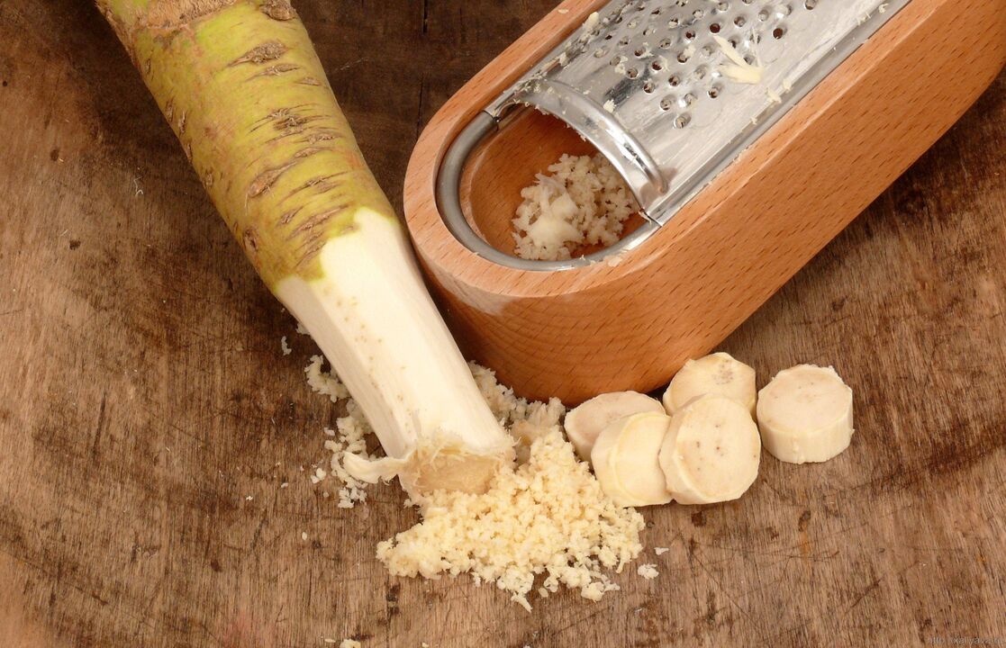 Rădăcină de hrean ras pentru prepararea unui frec medicinal pentru osteocondroza lombară